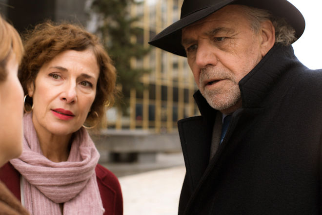 Zürich-Krimi "Borchert und das Geheimnis des Mandanten": Cristina (Clelia Sarto, Mitte) hat Borchert (Christian Kohlund, re.) und seine Chefin Dominique (Ina Paule Klink, li.) um Verteidigung gebeten.