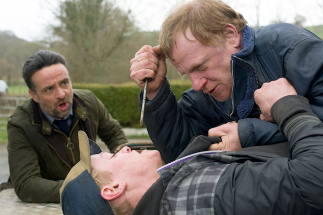 Inspector Tom Mathias (Richard Harrington, li.) bekommt es mit verrohten Männern zu tun: dem Afghanistan-Veteran John Bell (Mark Lewis Jones, re.) und dessen vorbestraften Mitbewohner Gary Pearce (Tom Thys Harries).
