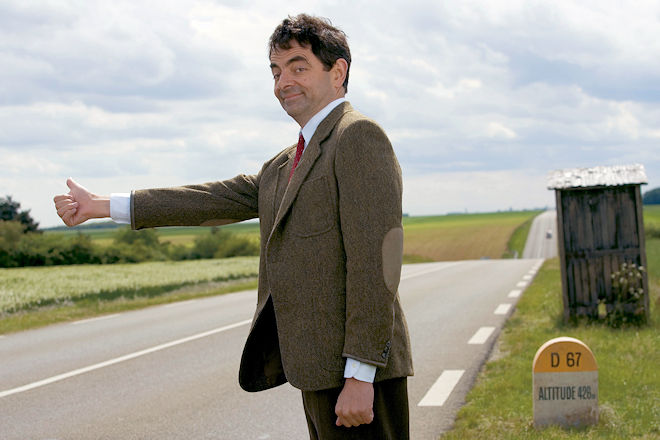 Kultilm "Mr. Bean macht Ferien": In seiner Not versucht Mr. Bean (Rowan Atkinson) per Anhalter ans Mittelmeer zu kommen.
