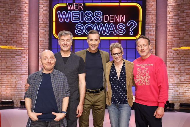 Moderator Kai Pflaume (M.) und seine Rateteam-Kapit&auml;ne Bernhard Ho&euml;cker (l.) und Wotan Wilke M&ouml;hring (r.) begr&uuml;&szlig;en heute (06.05.2026) bei "Wer wei&szlig; denn sowas?" die "M&uuml;nchen Mord"-Kommissare Marcus Mittermeier (2.v.l.) und Bernadette Heerwagen (2.v.r.).
