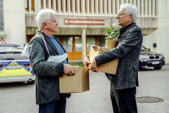 M&uuml;nchen-Tatort "Unverg&auml;nglich": Kriminalhauptkommissar Ivo Batic (Miroslav Nemec) und Kriminalhauptkommissar Franz Leitmayr (Udo Wachtveitl) verabschieden sich vor dem Pr&auml;sidium.