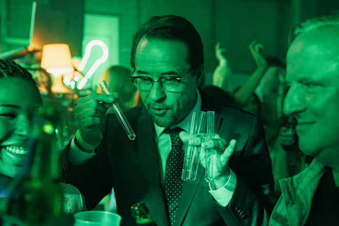 M&uuml;nster-Tatort "Fiderallala": Prof. Karl-Friedrich Boerne (Jan Josef Liefers, M.) ist v&ouml;llig begeistert von den "Energy" Drinks auf der Studentenparty, was Frank Thiel (Axel Prahl, r.) am&uuml;siert beobachtet.