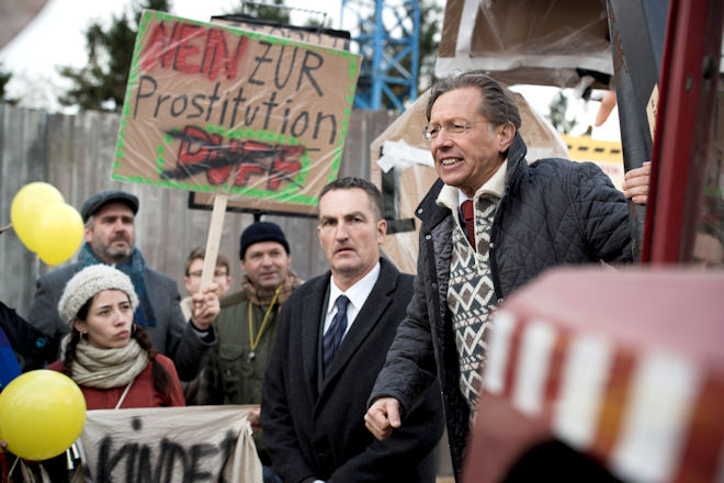 Der Landrat Seelig (Stephan Schwartz) unterstützt die Proteste gegen den Bau des Groß- Bordells.