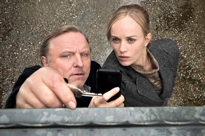 M&uuml;nster-Tatort "Fangschuss": Die Kommissare Frank Thiel (Axel Prahl, l) und Nadeshda Krusenstern (Friederike Kempter, r) machen eine interessante Entdeckung, denn dieser Zaun passt zu einem Muster, das sie bereits anderswo gesehen hatten.