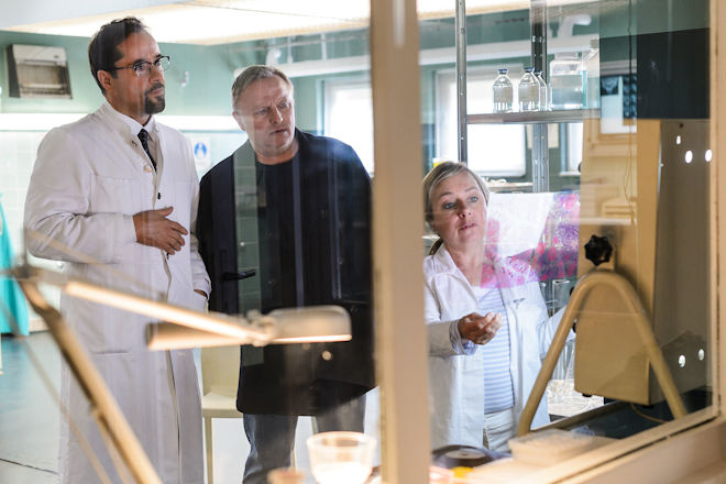 Prof. Karl Friedrich Boerne (Jan Josef Liefers, l), Frank Thiel (Axel Prahl, M) und Silke Haller (ChrisTine Urspruch, r) im Münster-Tatort "Feierstunde", heute (03.06.2025) im BR.