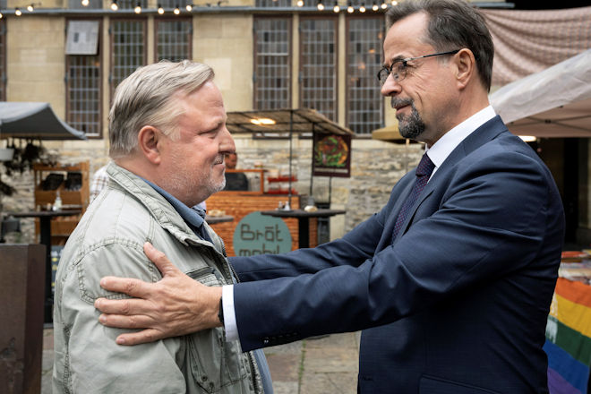 Prof. Boerne (Jan Josef Liefers, r.) will Thiel (Axel Prahl) zum Büro der Verstorbenen begleiten.