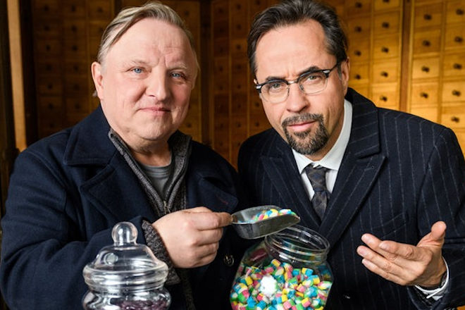 Kommissar Frank Thiel (Axel Prahl) und Prof. Karl-Friedrich Boerne (Jan Josef Liefers) in der traditionellen Münsteraner Lakritz-Manufaktur Maltritz.