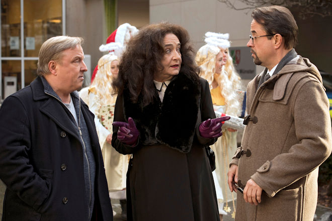 Auf zum Weihnachtsmarkt: Staatsanw&auml;ltin Wilhelmine Klemm (Mechthild Gro&szlig;mann, Mitte) &uuml;berredet Kommissar Frank Thiel (Axel Prahl, links) und Prof. Karl-Friedrich Boerne (Jan Josef Liefers, rechts) noch zu einem Glas Gl&uuml;hwein.
