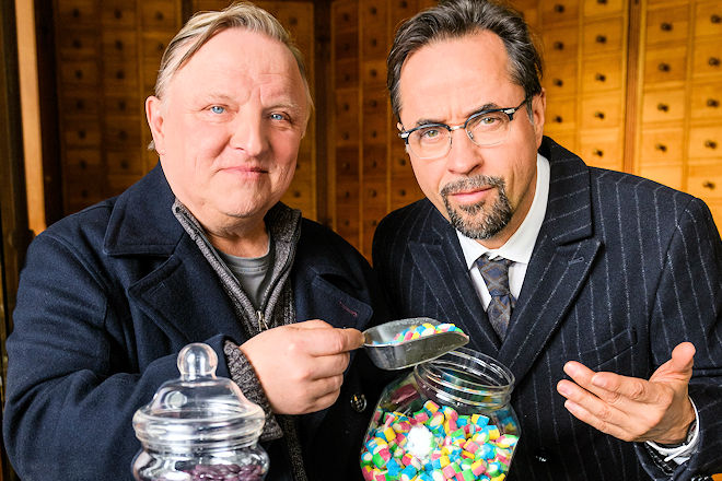 M&uuml;nster-Tatort "Lakritz": Kommissar Frank Thiel (Axel Prahl, links) und Prof. Karl-Friedrich Boerne (Jan Josef Liefers, rechts) in der traditionellen M&uuml;nsteraner Lakritz-Manufaktur Maltritz.