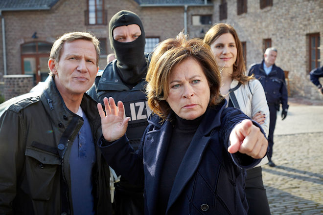 M&uuml;nsterkrimi "Wilsberg - Kein Weg zur&uuml;ck": Kommissarin Anna Springer (Rita Russek, M.) kann nicht fassen, was sie am Einsatzort erwartet. Doch zu allererst muss sie ihre Detektiv-Sch&uuml;tzlinge au&szlig;er Gefahr bringen.