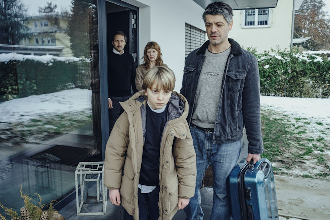 Im Hintergrund sehen Georg (Lasse Myhr) und Viola Seiffert (Sarah Bauerett) Ferdinand (Phileas Heyblom) hinterher, der von seinem Vater Dieter Scholz (Carlo Ljubek) abgeholt wird.