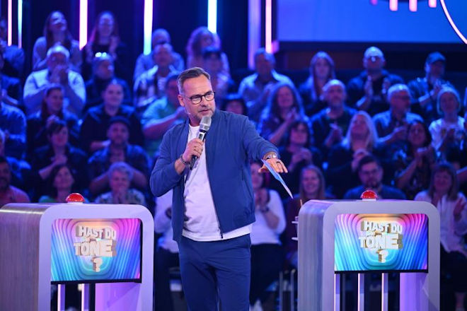 Matthias Opdenhövel führt durch die Musik-Quiz-Show "Hast Du Töne?", in der Promi-Duos Songs anhand kurzer Ausschnitte erkennen müssen.