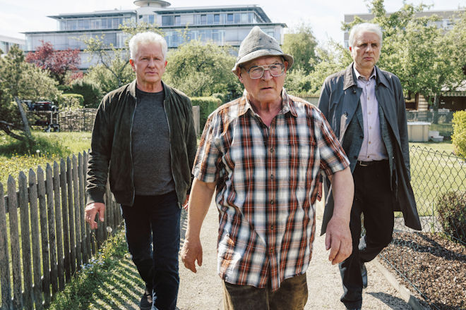 München-Tatort "Hackl": Ivo Batic (Miroslav Nemec, links) und Franz Leitmayr (Udo Wachtveitl, rechts) nehmen Hackl (Burghart Klaußner) mit.