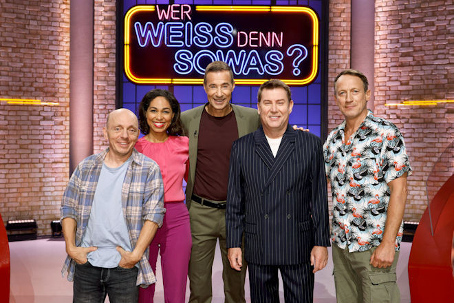 Moderator Kai Pflaume (M.) und seine Rateteam-Kapitäne Bernhard Hoëcker (l.) und Wotan Wilke Möhring (r.) begrüßen heute (10.11.2025) bei "Wer weiß denn sowas?" die Journalistin und Fernsehmoderatorin Jana Pareigis (2.v.l.) und den Fernsehmoderator und Nachrichtensprecher Jens Riewa (2.v.r.).