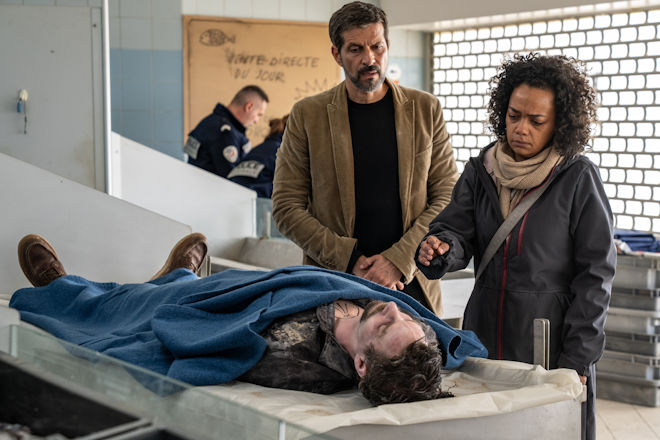 "Bretonische Sehnsucht - Kommissar Dupin": Romy (Sithembile Menck) identifiziert mit Kommissar Dupin (Pasquale Aleardi) ihren toten Ehemann (Erwan Kerzenn).