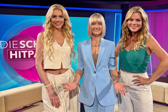 Moderatorin Christin Stark (M.) mit Pia Sophie (l.) und Saskia Leppin (r.) in der MDR Schlagerhitparade.