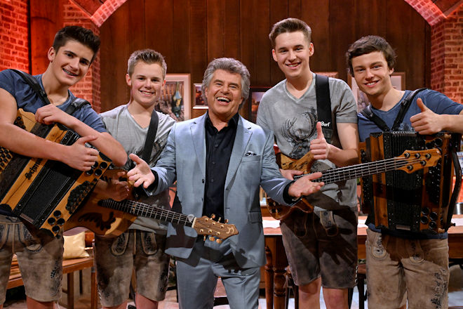 Andy Borg mischt sich beim "Schlager-Spaß" unter die Bandmitglieder von Brennholz, die Party-Schlager aus Tirol mitgebracht haben.