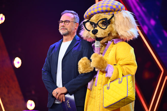 F&auml;llt in der ersten Ausgabe der neuen Staffel "The Masked Singer" heute schon die Maske von Fellnase EMILY WAU? Auch Moderator Matthias Opdenh&ouml;vel ist gespannt.