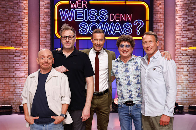 "Wer weiß denn sowas?" ist zurück: Moderator Kai Pflaume (M.) und seine Rateteam-Kapitäne Bernhard Hoëcker (l.) und Wotan Wilke Möhring (r.) begrüßen heute den Stand-up-Comedian und Schauspieler Paul Panzer (2.v.l.) und den Comedian Atze Schröder (2.v.r.).