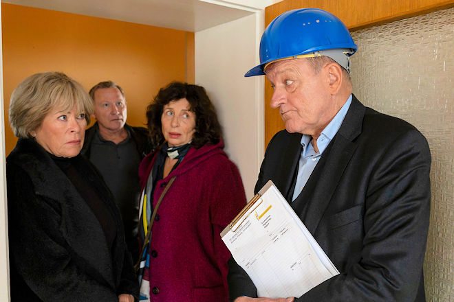 Samstagskrimi "Mogelpackung" aus der Reihe "Wilsberg": Wilsberg (Leonard Lansink, r.) hat sich vor Hausbewohnerin Janne Becker (Teresa Harder, 2.v.r.) als Mitarbeiter des Bauamts ausgegeben und sich so Zutritt zu einer Wohnung verschafft, in der er eine Leiche gefunden hat. Als Anna Springer (Rita Russek, l.) mit Overbeck (Roland Jankowsky, 2.v.l.) eintrifft, wird es ungem&uuml;tlich f&uuml;r Wilsberg.