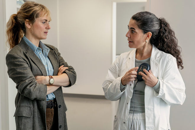 Dr. Esme Şahin (Beren Tuna) erklärt Kommissarin Isabelle Grandjean (Anna Pieri Zuercher), wie das Update eines ICD-Geräts funktioniert.