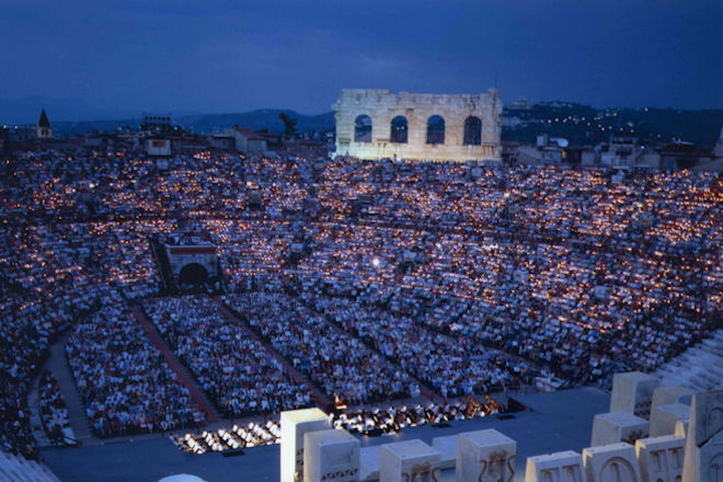 Die Arena di Verona ist Kulisse der modernen Neuinszenierung der Oper "Nabucco".