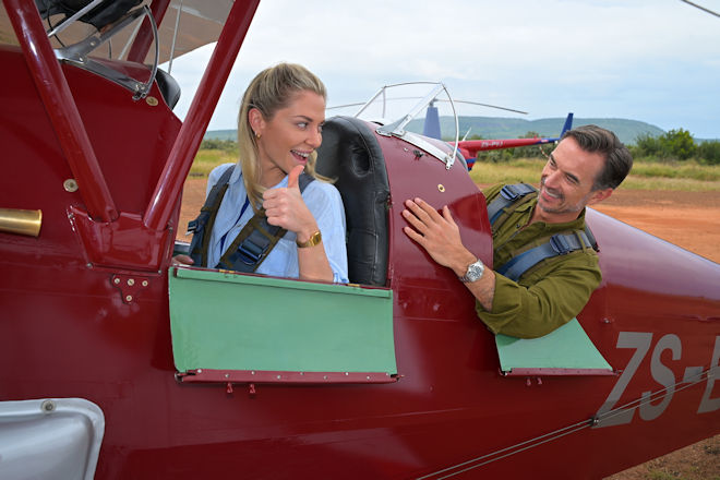 "Das Traumschiff" an Neujahr 2026 im ZDF: Kapit&auml;n Max Parger (Florian Silbereisen) begibt sich mit der &Auml;rztin Sophia Berg (Valentina Pahde) auf ungewohntes Terrain.
