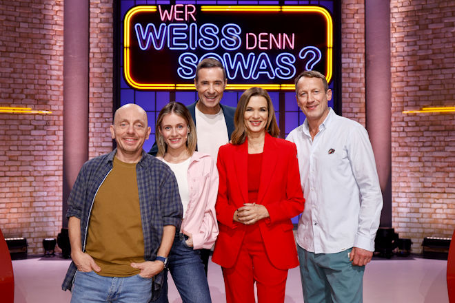 Moderator Kai Pflaume (M.) und seine Rateteam-Kapit&auml;ne Bernhard Ho&euml;cker (l.) und Wotan Wilke M&ouml;hring (r.) begr&uuml;&szlig;en heute (29.01.2026) bei "Wer wei&szlig; denn sowas?" die Journalistin und Moderatorin Amelie Marie Weber (2.v.l.) und die Journalistin und Fernsehmoderatorin Julia-Niharika Sen (2.v.r.).