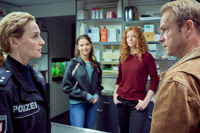 Erster Tag für Praktikantin Lea (Carolin Garnier, 2.v.l., m. Jana Klinge, l., Marleen Lohse, 2.v.r., Hinnerk Schönemann, r.).