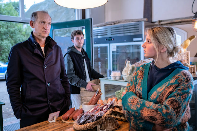 "Sievers und der Traum vom Fliegen" aus der Reihe "Nord Nord Mord": Carl Sievers (Peter Heinrich Brix, l.) befragt Lena Luding (Lieselotte Vo&szlig;) nach ihrem Verh&auml;ltnis zu Kite-Lehrer Tom Greiner. Die beiden kannten sich besser als sie zugibt. Ahnt ihr Freund Jan Kusmagk (Jonathan Walz, M.) etwas?