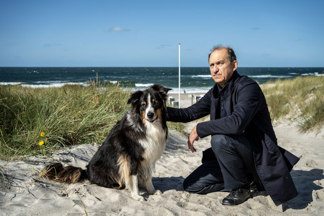 "Sievers und der verlorene Hund" aus der Krimireihe "Nord Nord Mord": Carl Sievers (Peter Heinrich Brix) versucht, das Vertrauen des scheuen Hundes Joker zu erlangen. Er hofft, durch ihn den M&ouml;rder seines Besitzers Leif Conradi zu finden. Kann Joker ihm den entscheidenden Hinweis liefern?
