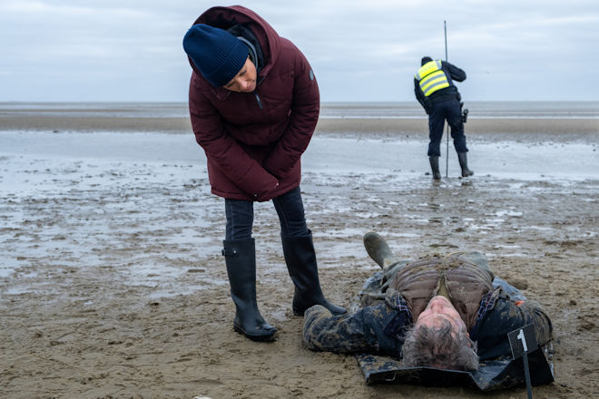 "Nord Nord Mord - Sievers und die stillen Austern": Ina Behrendsen (Julia Brendler, l.) schaut sich die Leiche nochmal genauer an – das ist doch Wolf Voss (Christian Nickel, r.), der Spitzengastronom und Inhaber des besten Austernrestaurants auf Sylt. Hat er sich an Austernbänken bedient, die nicht ihm gehören und musste deshalb sterben? (Komparse im Bild)