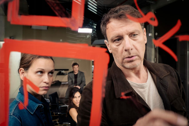 Tjark Wolf (Hendrik Duryn, r.) und Rena Fehmerling (Kristin Suckow, l.) ermitteln zusammen mit Ceylan Özer (Yasemin Cetinkaya, 2.v.l.) und Hauke Berndsten (Florian Panzner, M.).