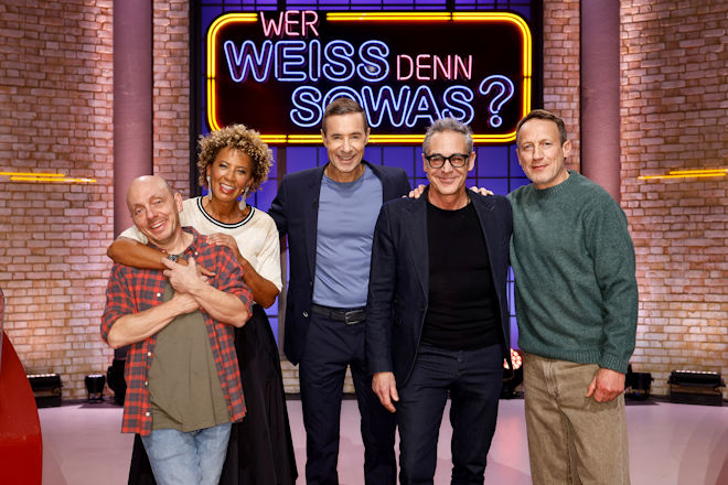 Moderator Kai Pflaume (M.) und seine Rateteam-Kapit&auml;ne Bernhard Ho&euml;cker (l.) und Wotan Wilke M&ouml;hring (r.) begr&uuml;&szlig;en in heute (21.01.2026) bei "Wer wei&szlig; denn sowas?" die Fernsehmoderatorin Arabella Kiesbauer (2.v.l.) und den Fernsehjournalist, Autor und Fernsehmoderator Christian Clerici (2.v.r.).