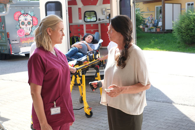 "Lena Lorenz - Schutzlos": Lena Lorenz (Judith Hoersch, l.) muss erfahren, dass Christel Kettler (Sabine Vitua, r.) nicht wei&szlig;, welche finanziellen Probleme ihre Tochter Sabrina (Sarah Alles-Shahkarami, M.) hat.