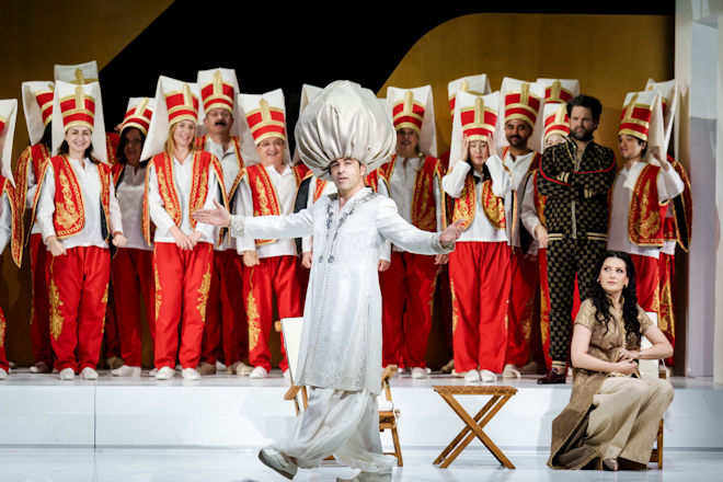 "Die Entf&uuml;hrung aus dem Serail" in einer Neuinszenierung von Andrea Moses mit B&uuml;lent Ceylan in der Figur des Bassa Selim.