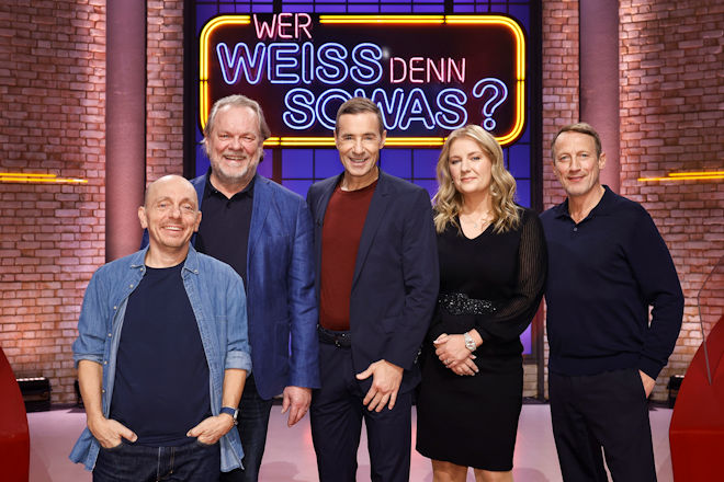 Moderator Kai Pflaume (M.) und seine Rateteam-Kapit&auml;ne Bernhard Ho&euml;cker (l.) und Wotan Wilke M&ouml;hring (r.) begr&uuml;&szlig;en heute (22.12.2025) bei "Wer wei&szlig; denn sowas?" den Operns&auml;nger Michael Volle (2.v.l.) und die Operns&auml;ngerin Gabriela Scherer (2.v.r.).