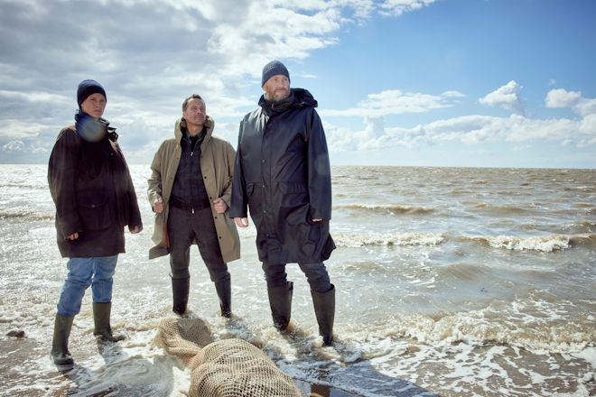 Ann Kathrin Klaasen (Picco von Groote, l.), Rupert (Barnaby Metschurat, M.) und Frank Weller (Christian Erdmann, r.) haben es in ihrem Fall mit einer angespülten Leiche zu tun.