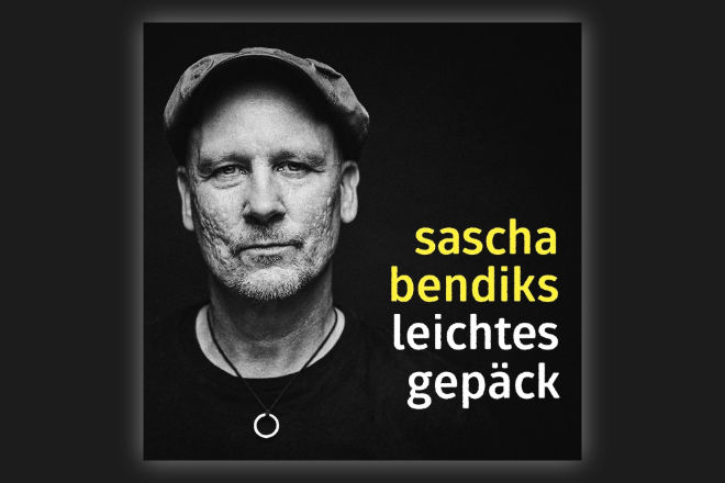 Die Single "Heimatmief" ist ab sofort digital erhältlich. Das Album "Leichtes Gepäck" erscheint am 24. März 2023 digital und auf Vinyl.