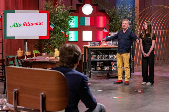 Guido und Sarina Mondi präsentieren den "Löwen" mit "Alla Mamma" echt italienische Fertigpasta in Einzelportionen, auch glutenfrei und vegan. Sie erhoffen sich ein Investment von 150.000 Euro für 10 Prozent der Firmenanteile.