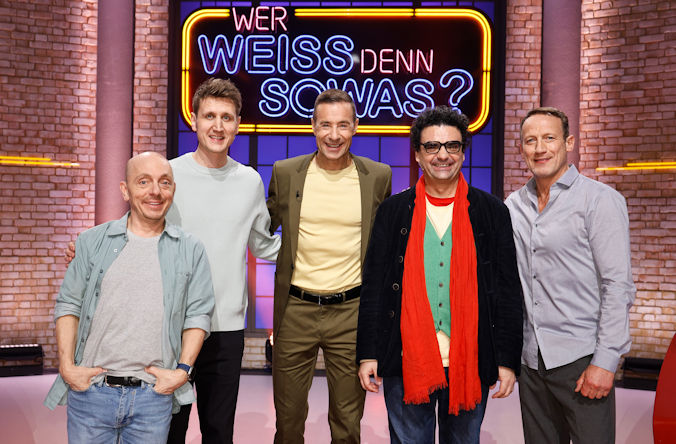 Moderator Kai Pflaume (M.) und seine Rateteam-Kapit&auml;ne Bernhard Ho&euml;cker (l.) und Wotan Wilke M&ouml;hring (r.) begr&uuml;&szlig;en heute (11.05.2026) bei "Wer wei&szlig; denn sowas?" den Perkussionist und Komponist Alexej Gerassimez (2.v.l.) sowie den Operns&auml;nger und Regisseur Rolando Villaz&oacute;n (2.v.r.).
