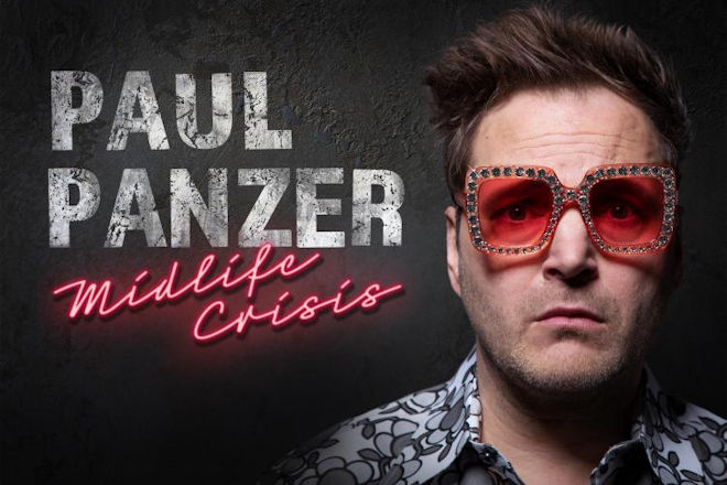 Paul Panzer blickt in seinem Liveprogramm "MIDLIFE CRISIS... willkommen auf der dunklen Seite" dem Schicksal ins Auge und nimmt die T&uuml;cken des Alterns mit gewohntem Sprachwitz unter die Lupe.