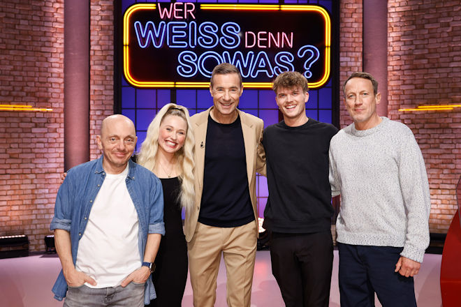 Moderator Kai Pflaume (M.) und seine Rateteam-Kapit&auml;ne Bernhard Ho&euml;cker (l.) und Wotan Wilke M&ouml;hring (r.) begr&uuml;&szlig;en heute (28.04.2026) bei "Wer wei&szlig; denn sowas?" die Pferde-Influencerin Hella-Sophia Gabbert (2.v.l.) und den Pferde-Influencer Tom Stein (2.v.r.).