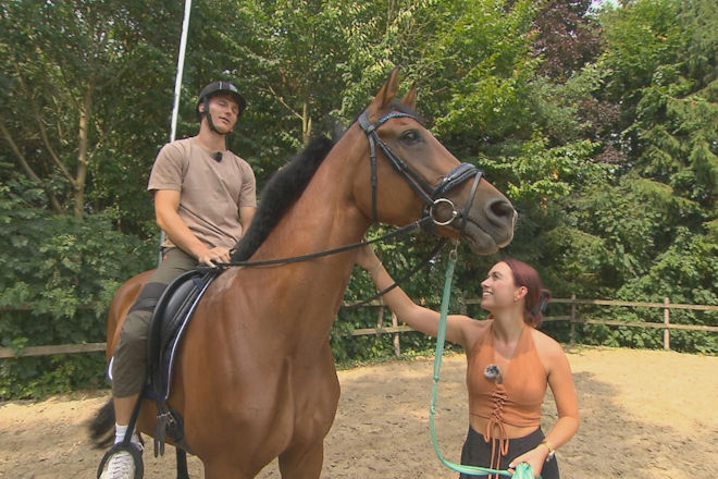 Heute (15.12.2025) bei "Bauer sucht Frau": Laura gibt Friedrich eine Reitstunde.