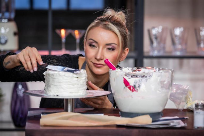 Anna-Carina Woitschack auch heute mit gr&ouml;&szlig;ter Pr&auml;zision beim "gro&szlig;en Promibacken" dabei.
