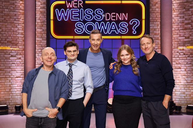 Moderator Kai Pflaume (M.) und seine Rateteam-Kapitäne Bernhard Hoëcker (l.) und Wotan Wilke Möhring (r.) begrüßen heute (25.11.2025) bei "Wer weiß denn sowas?" den Karikaturist, Autor und Podcaster Miguel Robitzky (2.v.l.) und die Drehbuchautorin und Podcast-Moderatorin Carolin "Caro" Worbs (2.v.r).