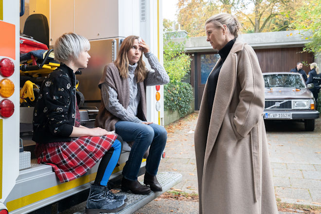 Freitagskrimi "Schattenkrieger" aus der Reihe "Die Chefin": Nach dem &Uuml;berfall befragt Polizeikommissarin Vera Lanz (Katharina B&ouml;hm, r.) Mutter Sabine H&uuml;bner (Doris Schretzmayer, M.) und Tochter Hanna H&uuml;bner (Emma Stratmann, l.).