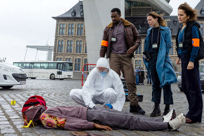 Thriller "Blutspur Antwerpen": Die Kommissare Louma Shapiro (Marie-Lou Sellem, re.), Pierre Didier (Miguel Francisco, 2. v. li.) und Michelle Wouters (Ma&eacute;va Marie Mathilde Roth, 2. v. re.) ermitteln im Fall des get&ouml;teten Fotomodells Jean-Baptiste Kalemba (Pahuni Kongolo Kakesse, li.).