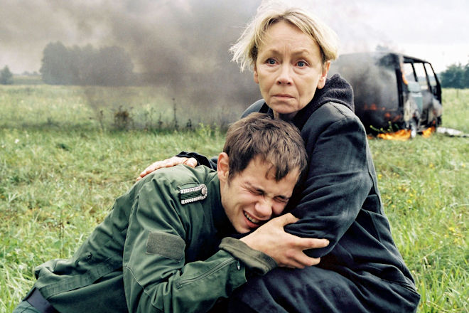 Der Fall ist gelöst, das dahinter stehende Problem nicht. In diesem "Polizeiruf 110" müssen sich Hauptkommissarin Rosenbaum (Jutta Hoffmann) und Paul Clausssen (Antonio Wannek) mit einem Castortransport auseinander setzen.