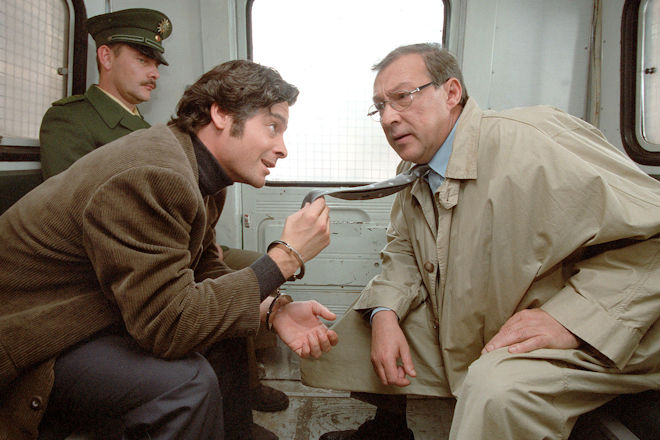 Polizeiruf 110 "Bis zur letzten Sekunde": Auf dem Weg in die Freiheit: der skrupellose M&ouml;rder Karl Hrulitschka (Fritz Karl) hat Hauptkommissar Herbert Schm&uuml;cke (Jaecki Schwarz) fest im Griff. Mit der Entf&uuml;hrung von Schm&uuml;ckes Patenkind Sophia erpresst er seine Freilassung.